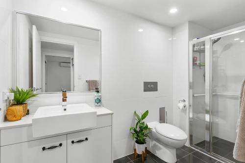 邦加里3 Bedroom Penthouse - Short Walk to Sandstone Point的白色的浴室设有水槽和淋浴。