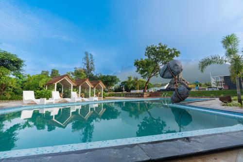 哥印拜陀DARZA LUXURY RESORTs的度假村的游泳池设有椅子和喷泉