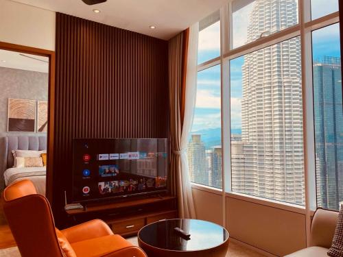 吉隆坡De Sky Suites KLCC Kuala Lumpur的酒店客房,设有大窗户