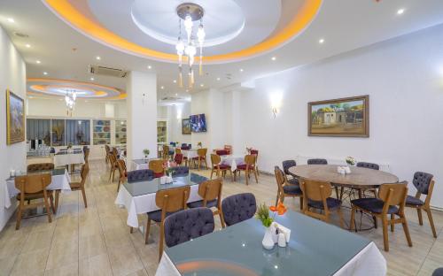 伊斯坦布尔Topkapi Old City Kensington Hotel ISTANBUL的用餐室配有桌椅