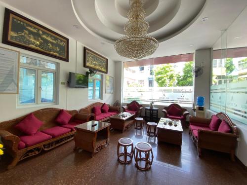 岘港A25 Hotel -137 Nguyễn Du - Đà Nẵng的带沙发和桌子的客厅以及吊灯。