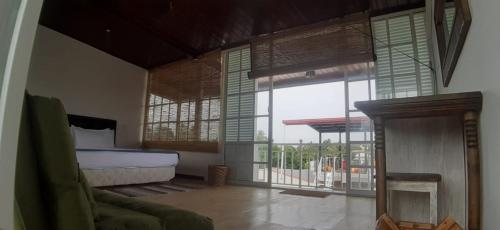 科伦坡Alakamandava的卧室配有一张床、壁炉和窗户。