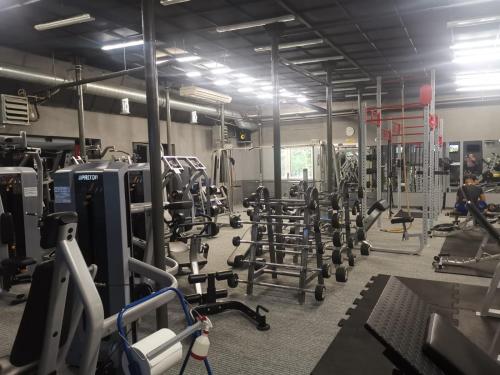 斯拉瓦APARTAMENT NAD JEZIOREM的健身房,配备许多重量训练器材和跑步机