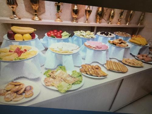 布哈拉Boutique hotel Shakh的盘子上填满了不同种类食物的桌子
