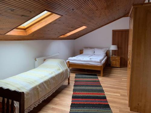 梅尔尼克Сининкова Къща的一间卧室设有两张床,天花板上设有天窗。
