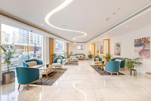 迪拜朱美拉海滩住宅区罗达安瓦吉套房酒店的一间设有桌椅和窗户的等候室