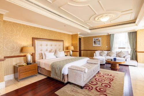 迪拜朱美拉海滩住宅区罗达安瓦吉套房酒店的酒店客房设有一张大床和一张沙发。