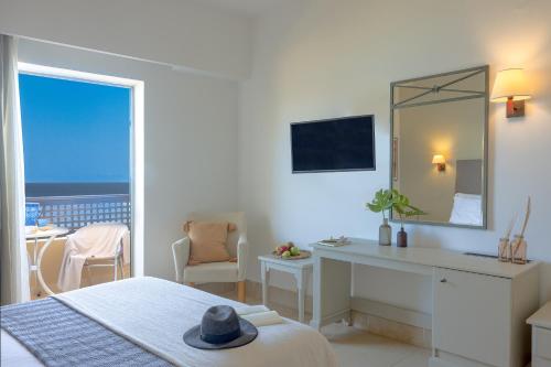 埃亚玛琳娜奈奇多Giannoulis – Santa Marina Beach Hotel的白色卧室配有书桌和镜子