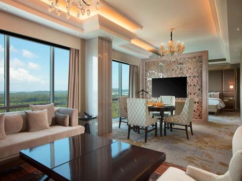 巴淡岛中心潘比尔贝斯特韦斯特优质酒店的客厅配有沙发和桌子