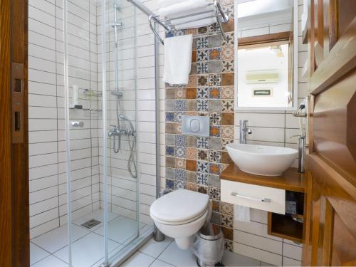 卡斯海德威酒店的带淋浴、卫生间和盥洗盆的浴室