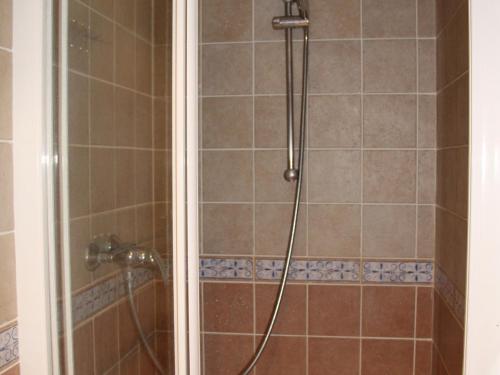 琴山朗勒堡Appartement Lanslebourg-Mont-Cenis, 3 pièces, 6 personnes - FR-1-508-234的浴室内带软管的淋浴