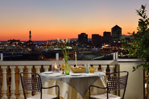 热那亚萨沃亚大酒店的市景阳台桌子