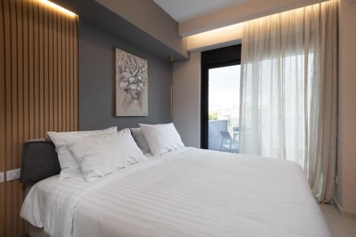 雅典LUX&EASY Athens Downtown Residences的卧室配有一张大白色床和窗户