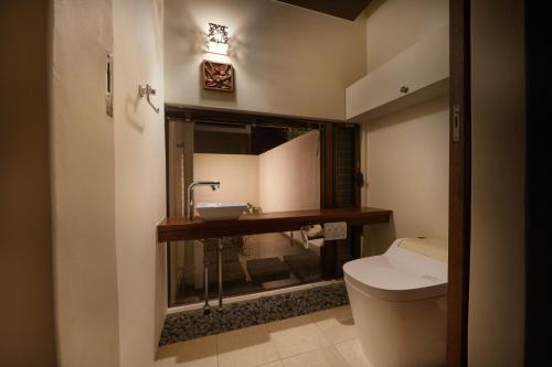 本部Private Villas Ryuz備瀬的一间带卫生间和水槽的浴室
