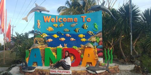 安达Anda Poseidon’s Beach Resort的蛋糕前的亚马逊标志欢迎