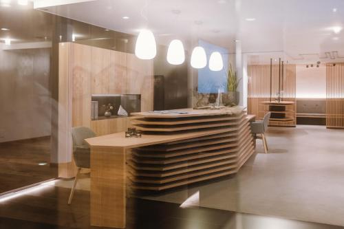 纳图尔诺Lindenhof Pure Luxury & Spa DolceVita Resort的客房设有桌椅和壁炉。