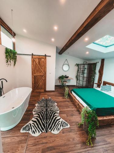 布泽乌Utopia by NorAtlas Heritage - Adults Only的浴室铺有斑马地毯,配有浴缸。