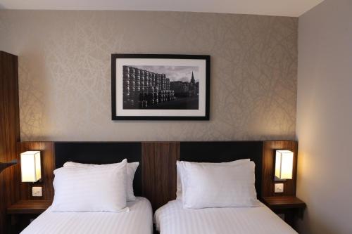 彼得黑德Harbour Spring, Peterhead by Marston's Inns的酒店客房设有两张床,墙上挂着一张照片。