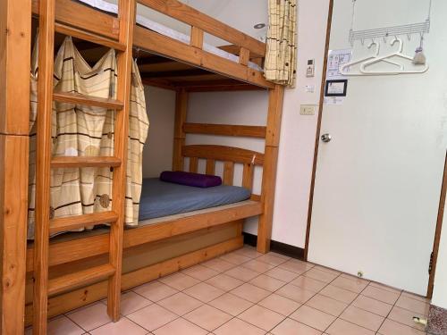 嘉义市拉瓦宅 輕旅店 - Lawa House的配有一张双层床的带门的房间