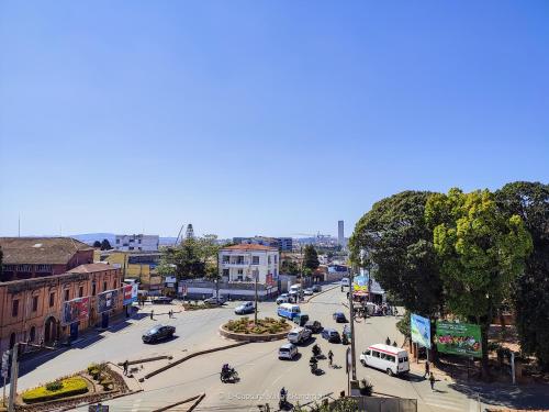 塔那那利佛Valiha Serviced Apartments Antananarivo的街道上拥有汽车和车辆的城市街道