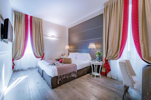 米兰TownHouse 33的酒店客房带一张床、一张桌子和窗户