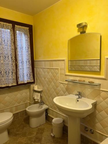 Villa MinozzoLe Boccede Country House B&B的一间带水槽、卫生间和镜子的浴室