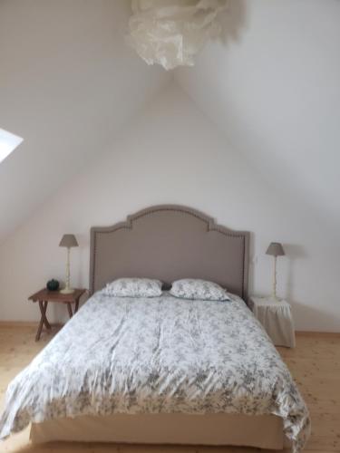 格鲁瓦BRISE MARINE的卧室配有一张带白色棉被的大床