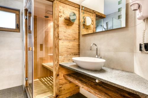 布兰德Uralp Royal by A-Appartments的一间带水槽和淋浴的浴室