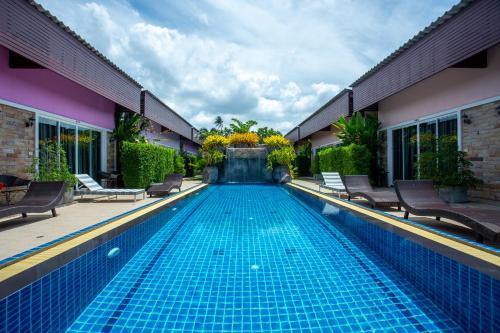 Areeka Resort Phuket内部或周边的泳池