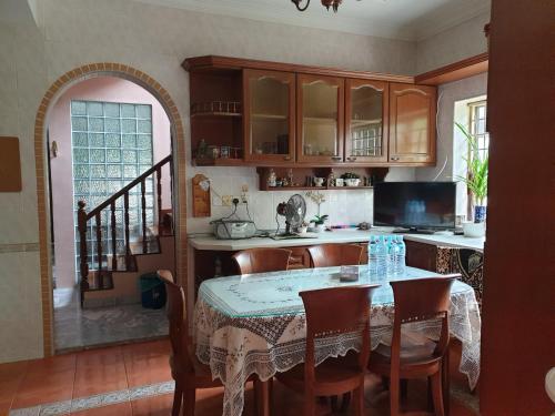 加影Lavender Impian Homestay的一间带桌椅的厨房和一间带楼梯的厨房