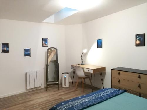 布隆Blue Rent的一间卧室配有一张床、一张书桌和一面镜子