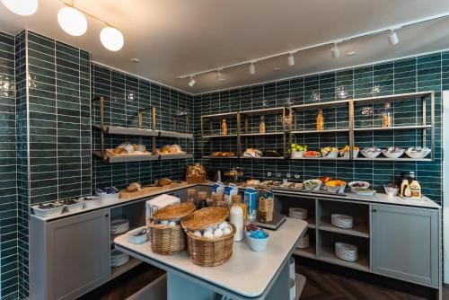哥本哈根Go Hotel Saga的厨房里有一个柜台,上面有食物篮子