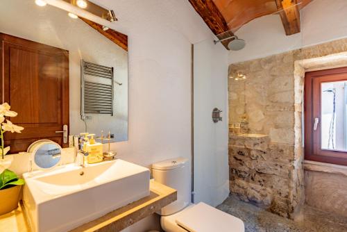 波连斯萨Albuqassim a modern townhouse in Pollensa, with heated pool的白色的浴室设有水槽和卫生间。