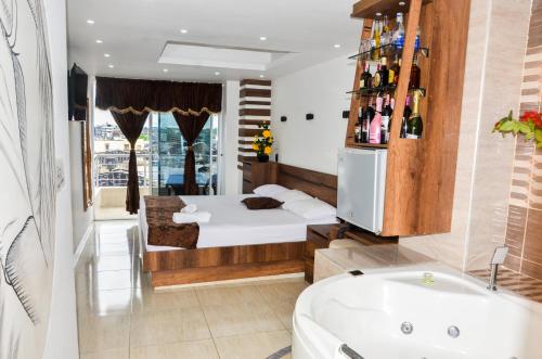 基布多Hotel Shaira 2的一间带一张床和浴缸的浴室