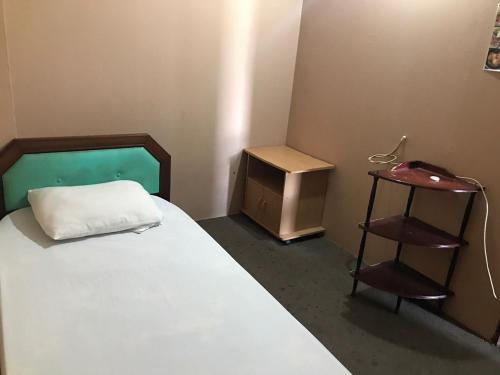 伊纳南MOTEL TERMINAL INN的小房间设有一张床和一张小桌子