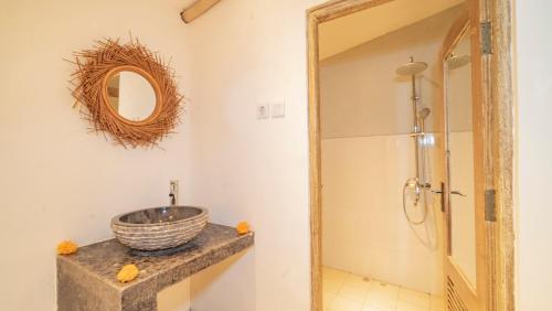 乌布Aura Dormitory House Ubud的一间带水槽和镜子的浴室