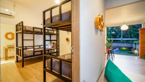 乌布Aura Dormitory House Ubud的带两张双层床的客房和门廊