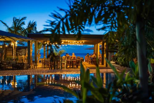 克拉伦代克Delfins Beach Resort的晚上则设有一间享有海景的餐厅