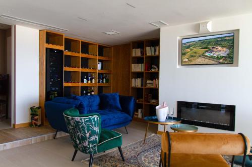 阿特里B&B & SPA Novantadieci Club的客厅配有蓝色的沙发和电视