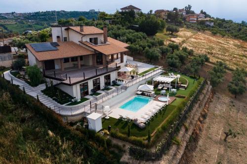 阿特里B&B & SPA Novantadieci Club的享有带游泳池的房屋的空中景致