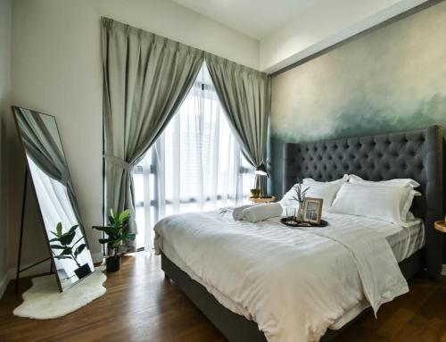 吉隆坡Majestic Apartment KLCC的一间卧室设有一张大床和一个大窗户