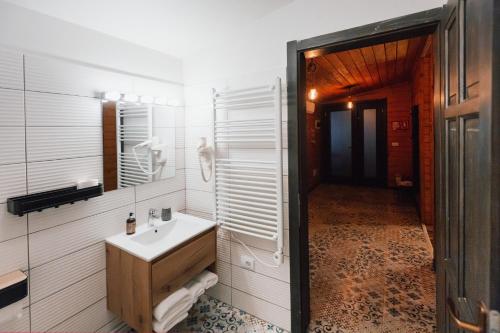 布泽乌Shurra的一间带水槽和镜子的浴室
