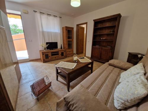 马贝拉Apartamento Marbella的客厅配有沙发和桌子