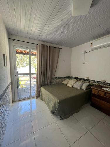 马拉戈日MARAGOGI FLAT BEIRA MAR的一间卧室设有一张床和一个大窗户