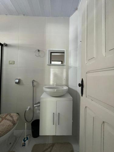 马拉戈日MARAGOGI FLAT BEIRA MAR的白色的浴室设有水槽和卫生间。
