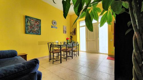 巴塞罗那若斯雷欧尼公寓的客厅设有桌椅和黄色墙壁