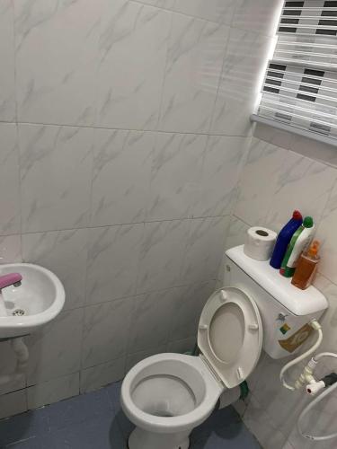 拉各斯GS HOMES的浴室配有白色卫生间和盥洗盆。