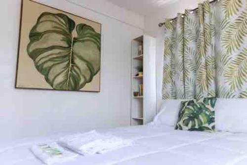 伊莎贝拉Playa y Campo Getaway Apartment, with Hot Tub的一间卧室配有一张壁画床