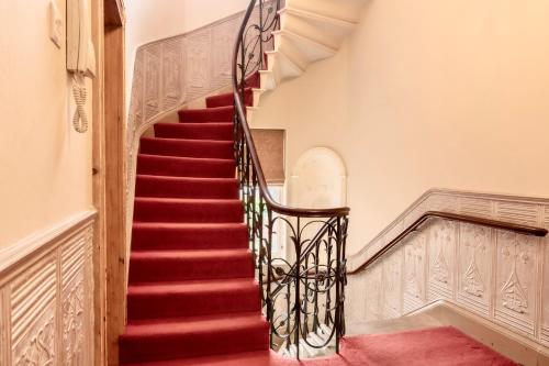 利克Beautiful Grade II listed apartment.的红地毯房子的楼梯