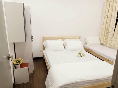 加影Botanic Home-Lovely 3 Bedrooms Condo Vista Bangi的一间卧室配有两张床,提供白色的床单和白色的枕头